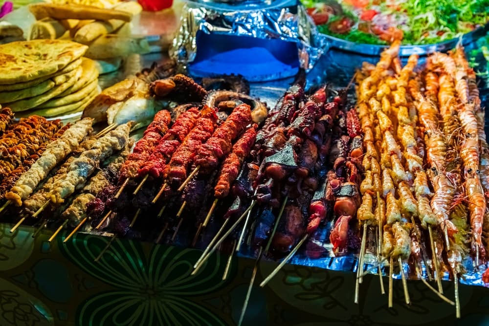 Meeresfrüchte vom Grill, wie frischer Hummer, Garnelen und Tintenfisch, direkt vom Fischer, sind auf Sansibar keine Seltenheit, sondern Alltag