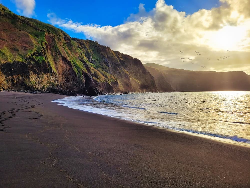 Der-Strand-Mosteiros-auf-der-Insel-Sao-Miguel.jpg