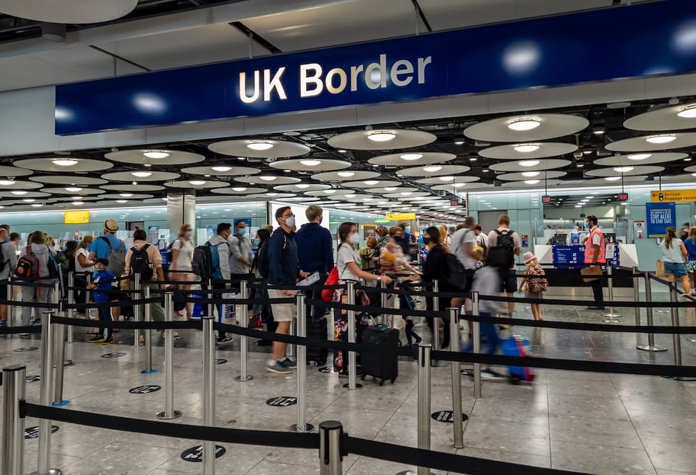 Seit-dem-Brexit-benotigen-deutsche-Staatsangehorige-fur-die-Einreise-nach-Großbritannien-einen-gultigen-Reisepass.jpg