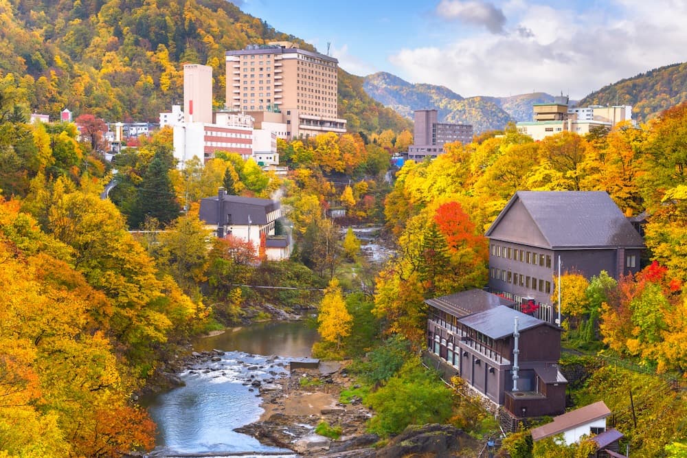 Jozankei-bei-Sapporo-gehort-zu-den-bekanntesten-Herbstzielen-Hokkaidos.jpg