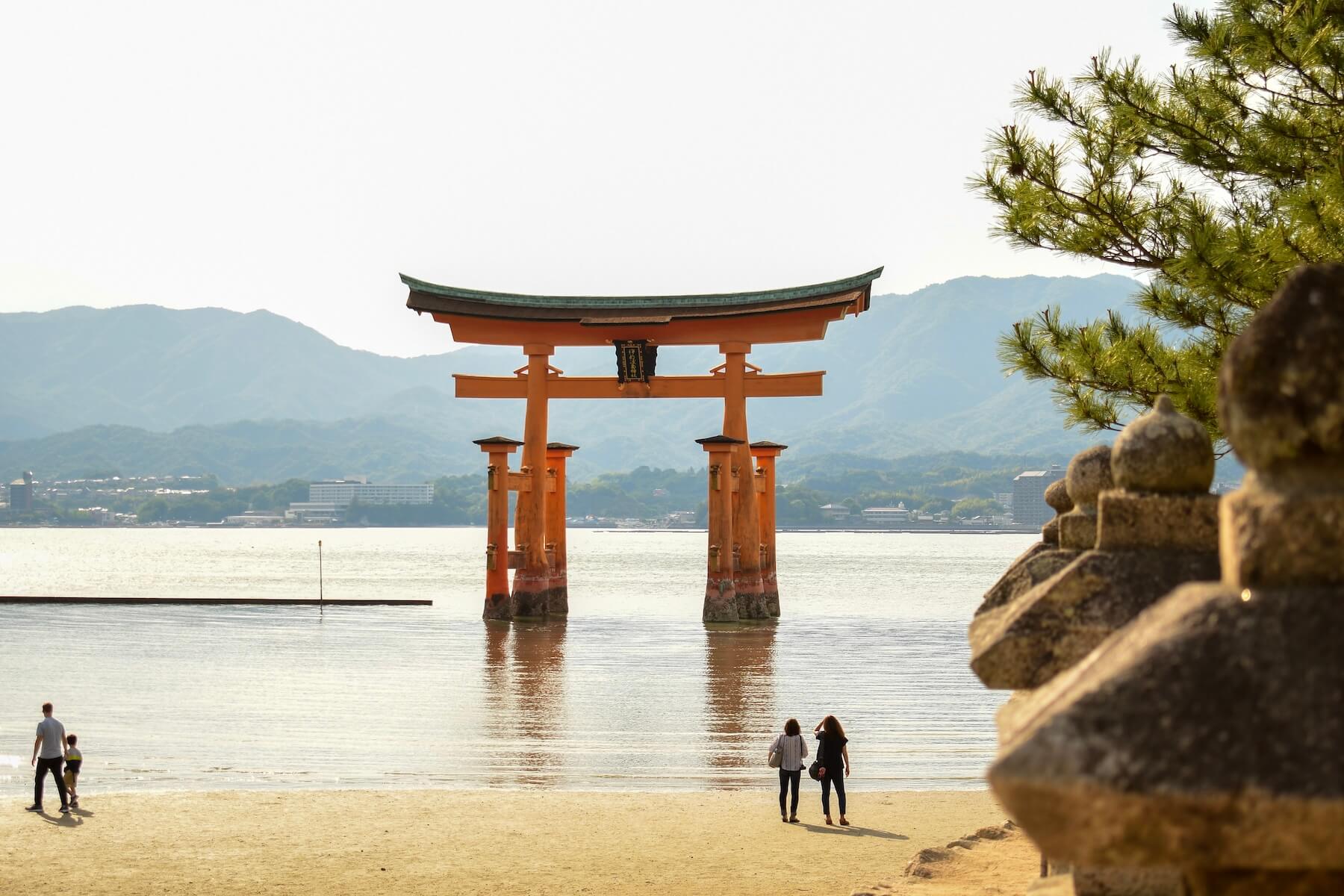 Das berühmte Torii des Itsukushima-Schreins